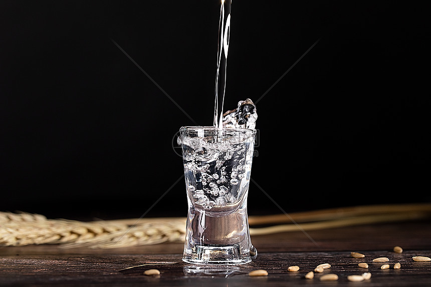 白酒倒酒高清圖片下載-正版圖片501388012